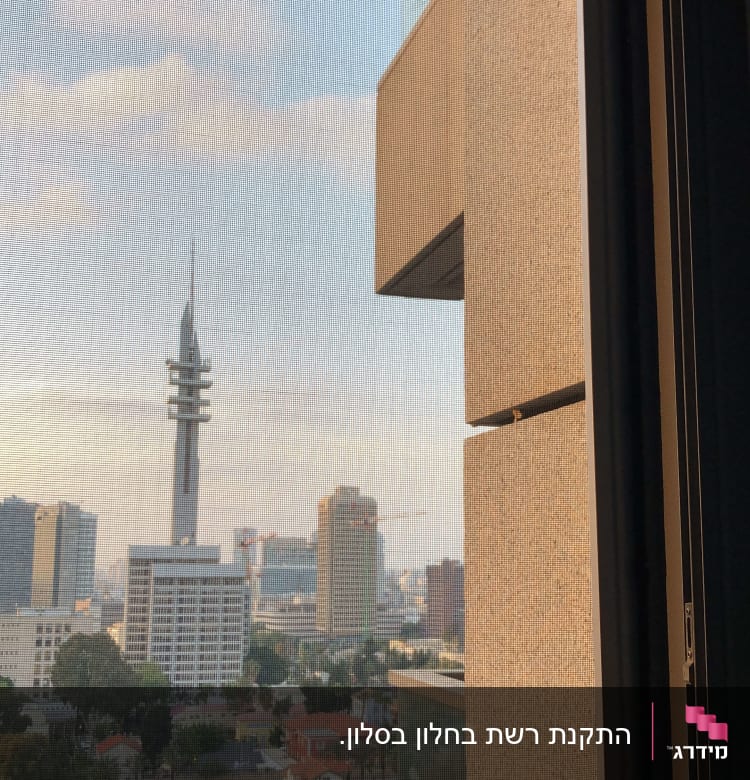 חזית אלומיניום של בניין עם חלון זכוכית